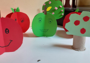 prace plastyczne nt. jabłek wykonane przez dzieci ze świetlicy
